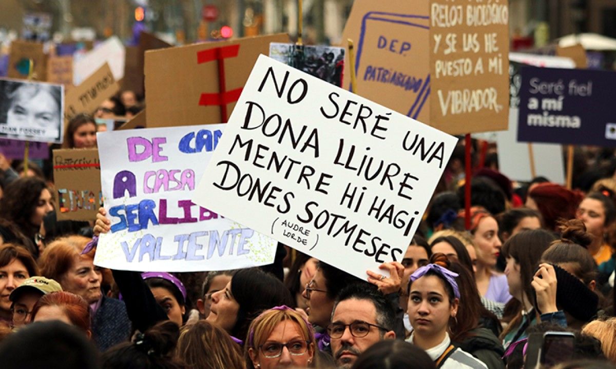 El cartell d'una manifestant advocant per un feminisme interseccional
