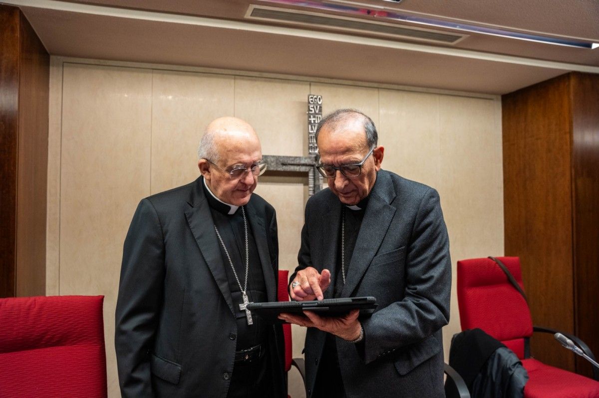 Juan José Omella, a la dreta, amb el també cardenal Carlos Osoro a la reunió de la CEE.