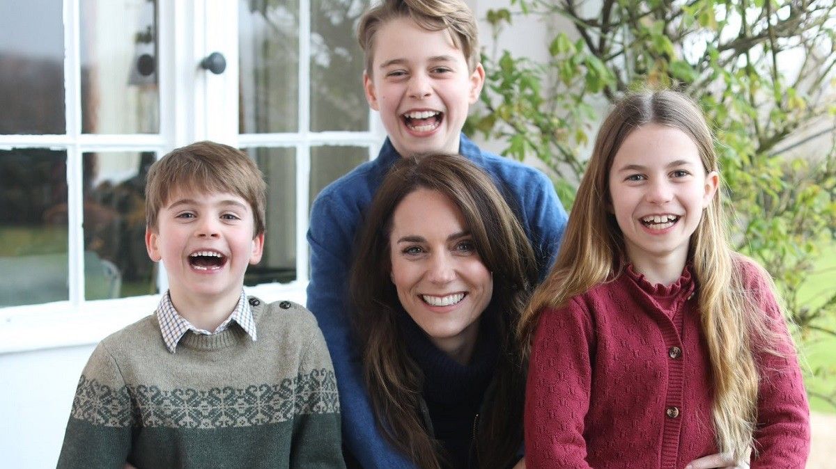 La princesa de Gal·les amb els seus fills en una foto publicada aquest diumenge