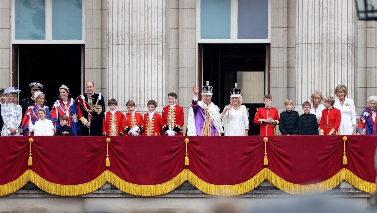 La família reial britànica durant la coronació de Carles III.