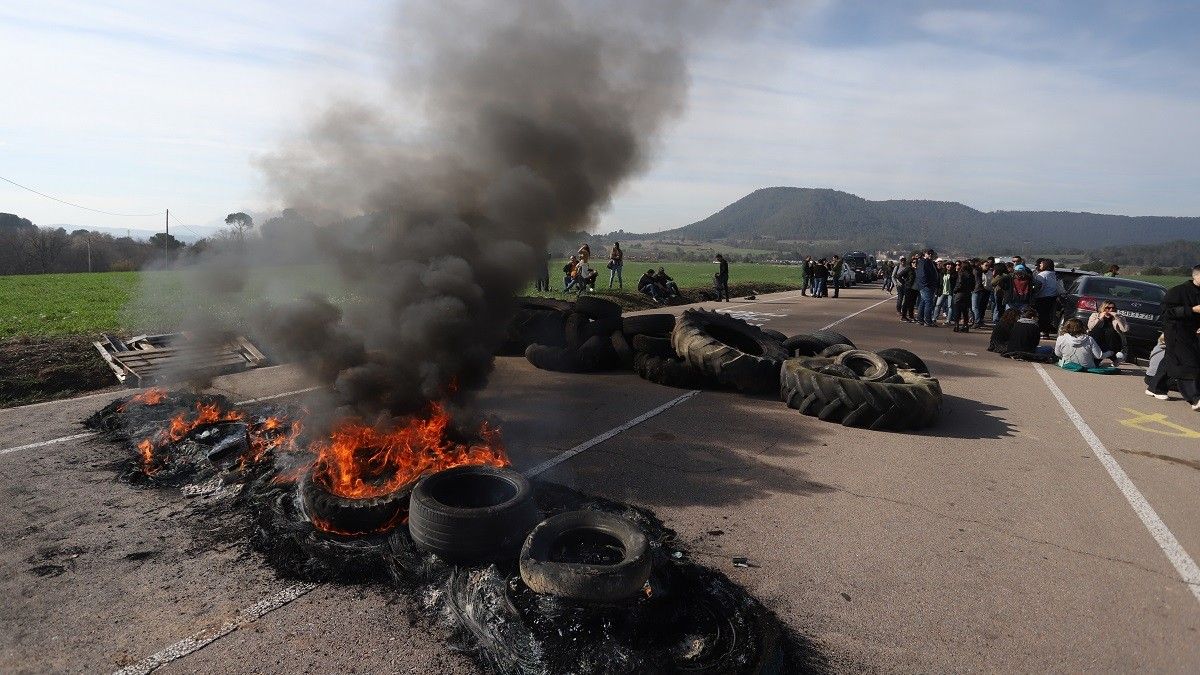 Pneumàtics en flames a l'entrada de Lledoners durant la protesta dels treballadors de presons