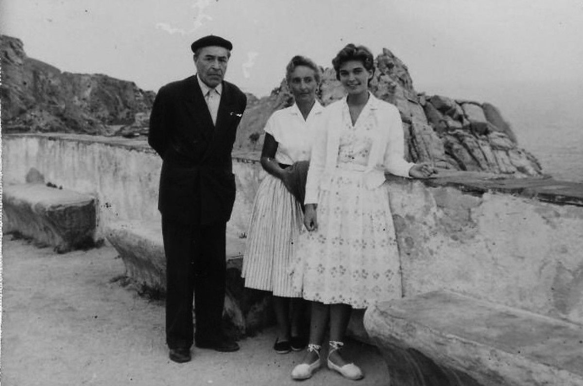 Josep Pla, amb Luz de Santa Coloma, un dels seus amors, i la seva mare.