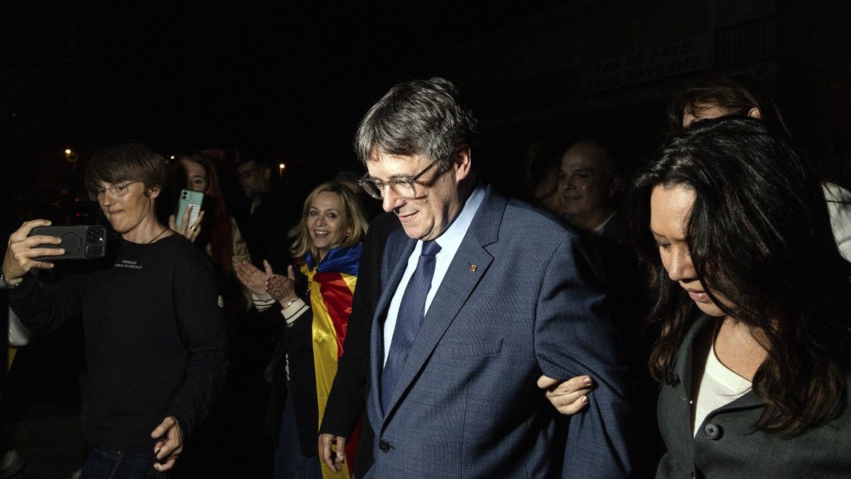 Carles Puigdemont, sortint de la conferència a Elna