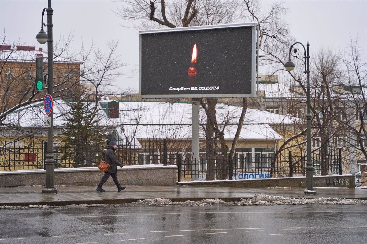 Un cartell ja recorda aquest dissabte les víctimes de l'atemptat als afores de Moscou