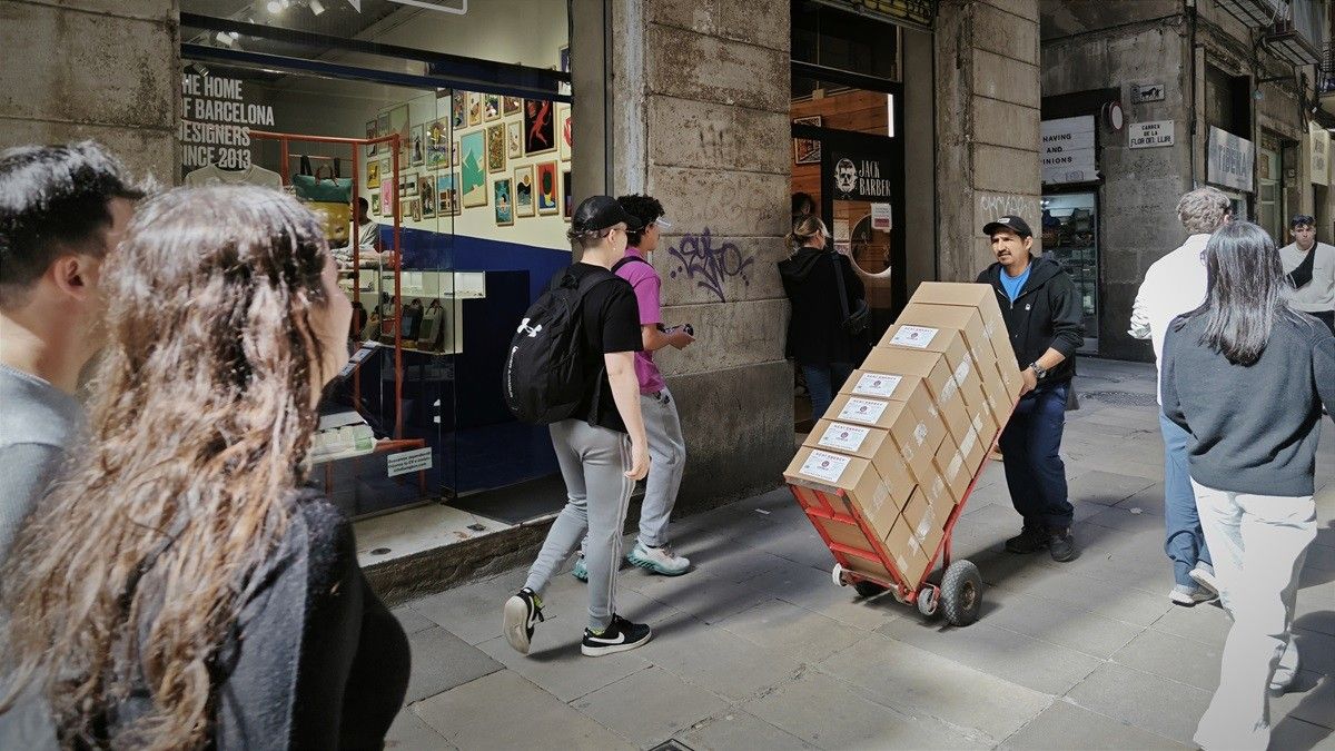 Vianants passejant per un dels carrers del Born