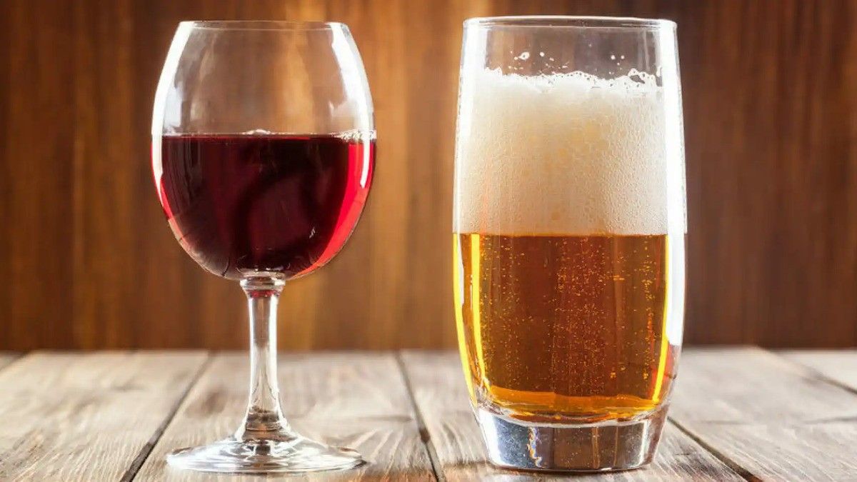 Una copa de vi i un got de cervesa
