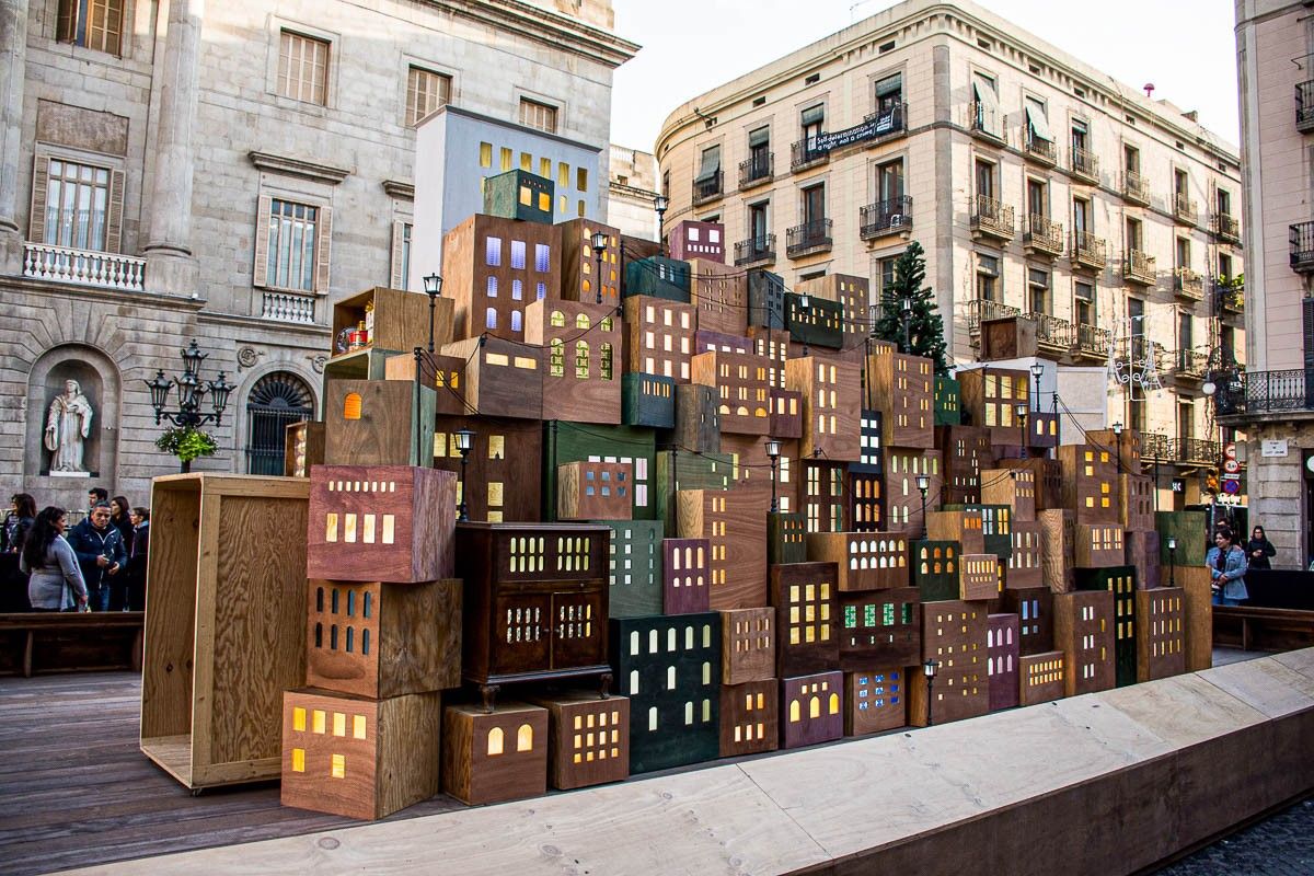 El pessebre de la plaça Sant Jaume l'ha creat aquest any l'artista Paula Bosch