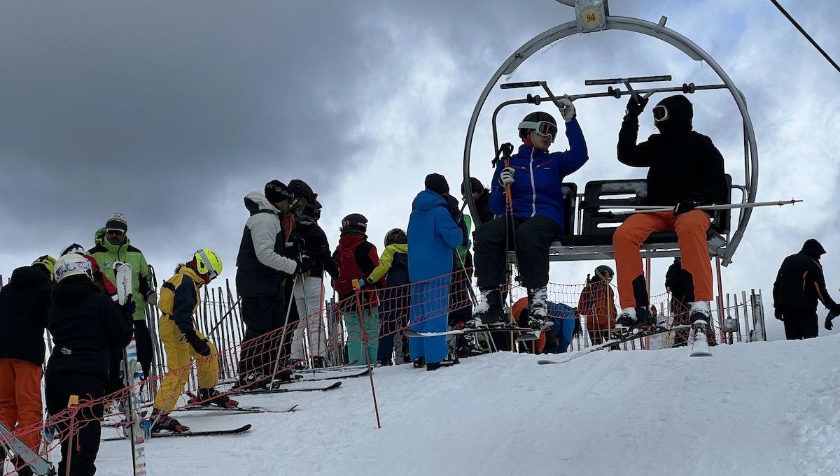 Esquiadors fent cua en un telecadira de Port Ainé aquesta Setmana Santa