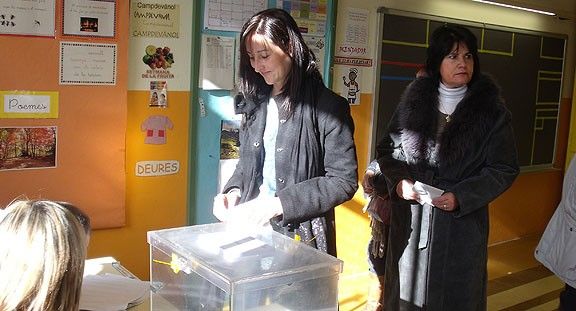 Núria López votant diumenge passat.