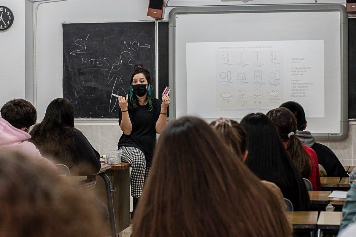 Anna Sala, tallerista del CJAS, fent un taller d'educació afectiva i sexual a l'Escola Aloma