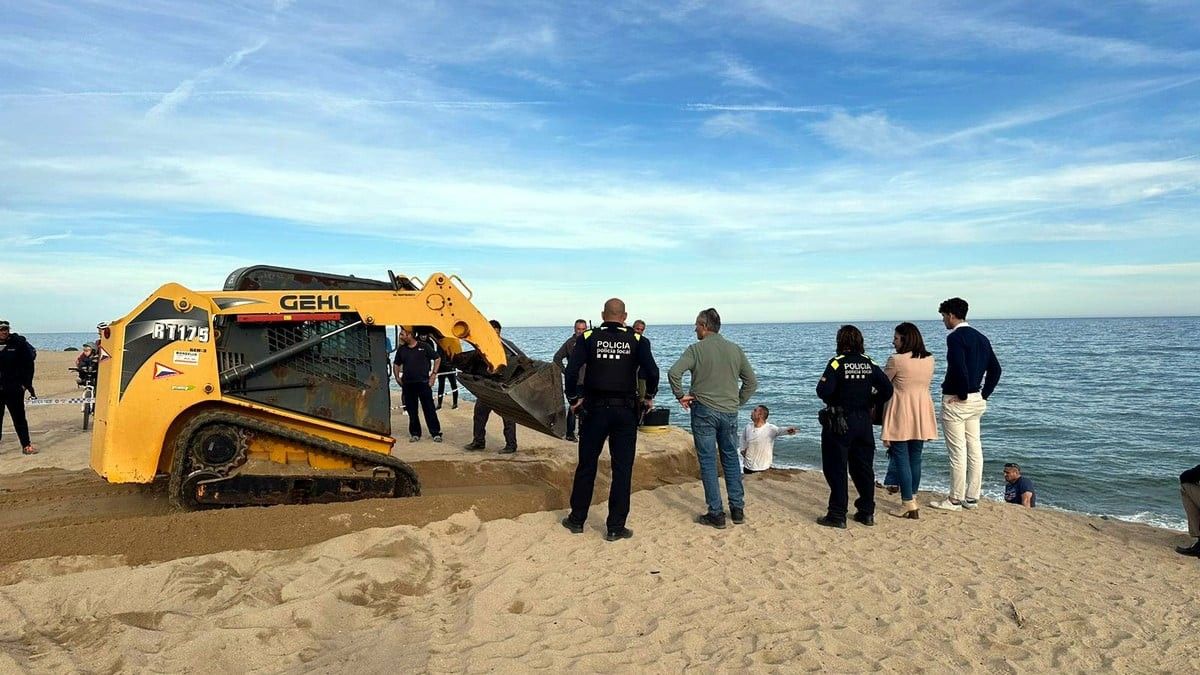 Els equips de Mossos i la Policia Local desplaçats a la platja de Vilassar de Mar