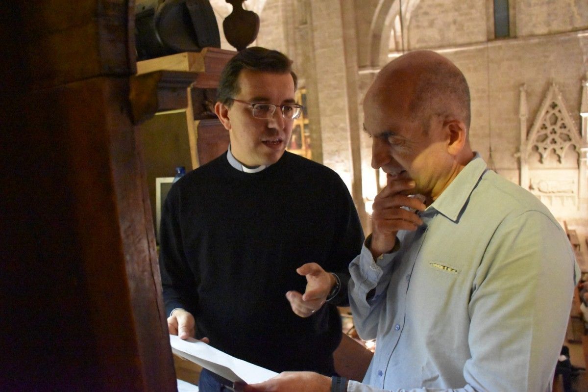 Mossèn Emili Marlés amb l'orguener Jesús Ruiz, instants previs abans de despertar l'orgue