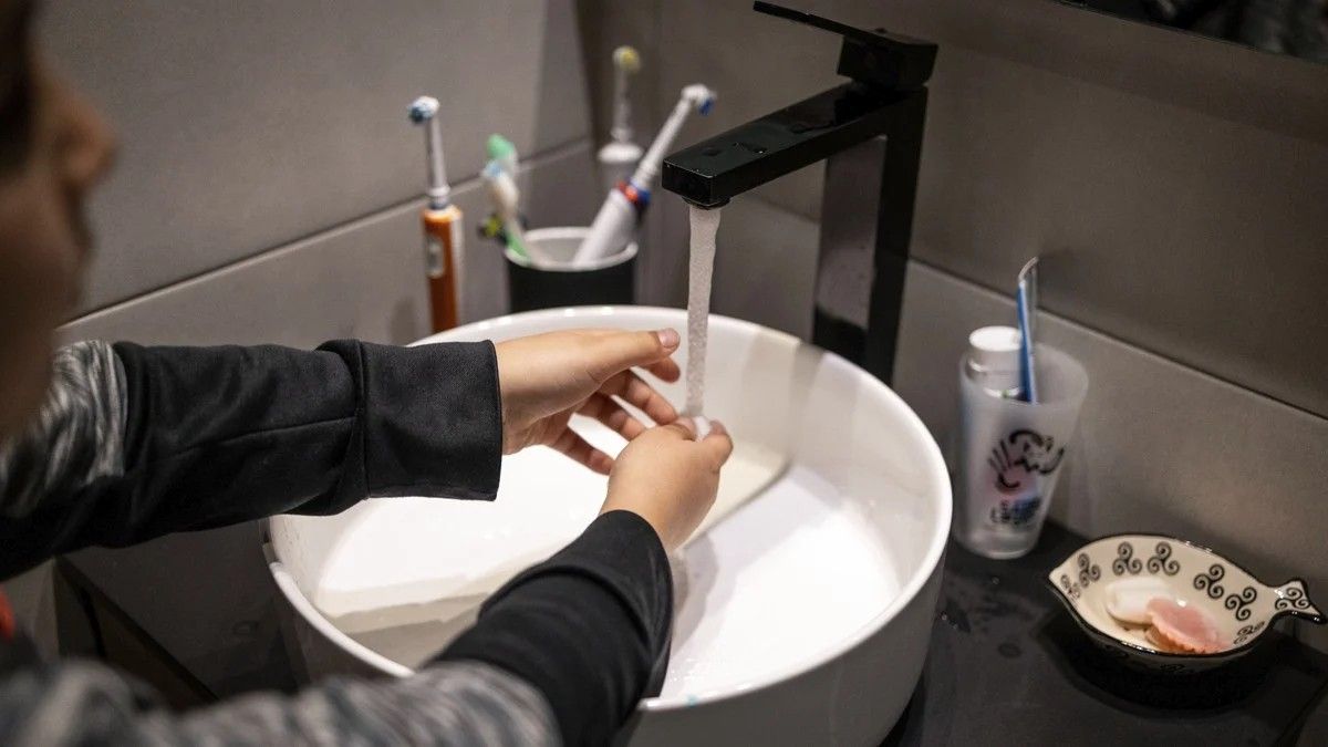 Una persona es renta les mans en una aixeta