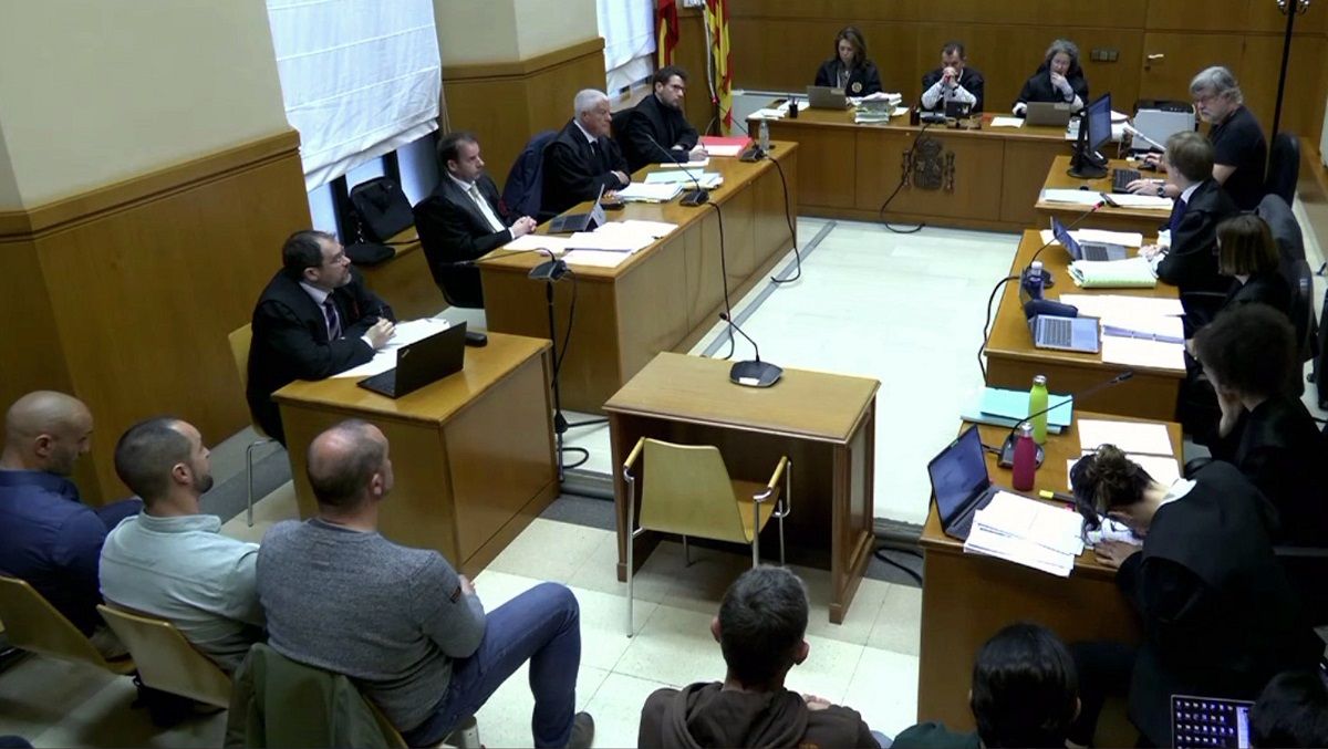 El judici contra quatre mossos per detenció il·legal i falsedat durant el confinament