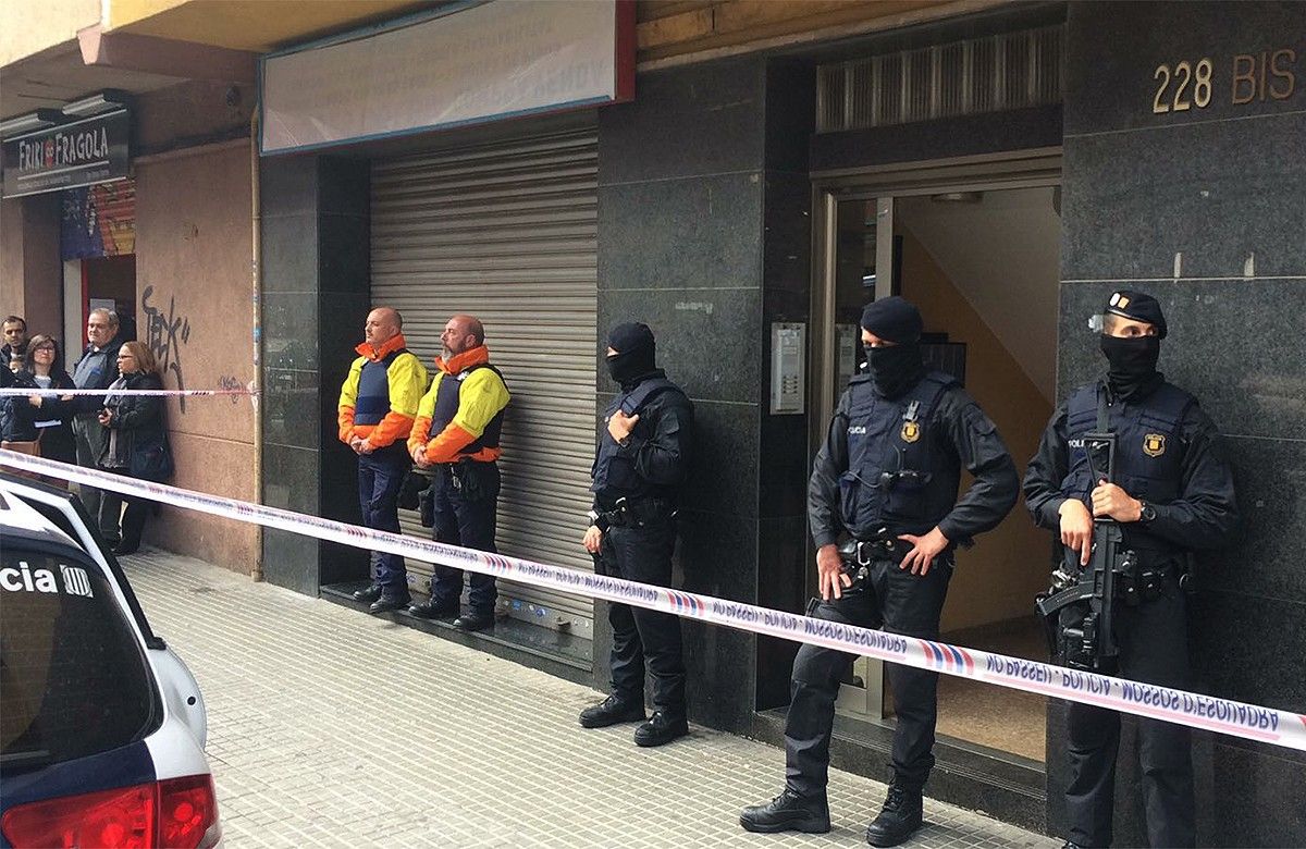 Operació policial contra el gihadisme, al carrer de Colom de Terrassa.