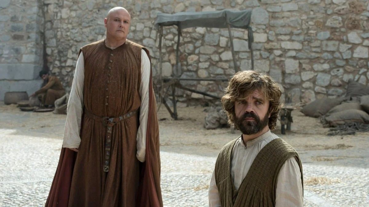 Els actors que interpreten Varys i Tyrion Lannister a Joc de Tronsen una escena rodada a la plaça