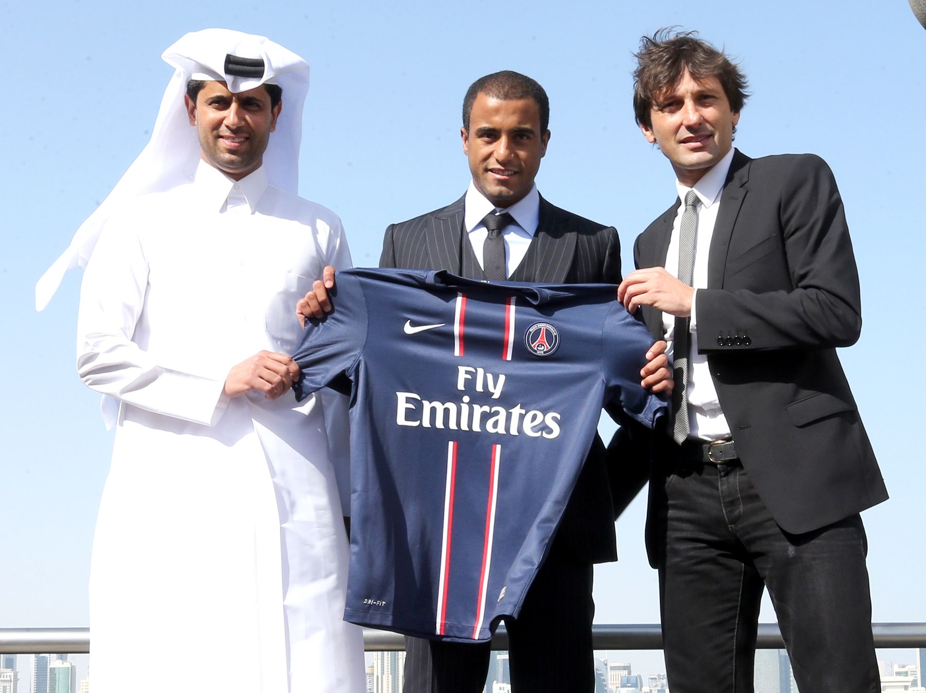 El president del PSG, Nasser Al-Khelaïfi, durant la presentació del jugador Lucas Moura a Doha