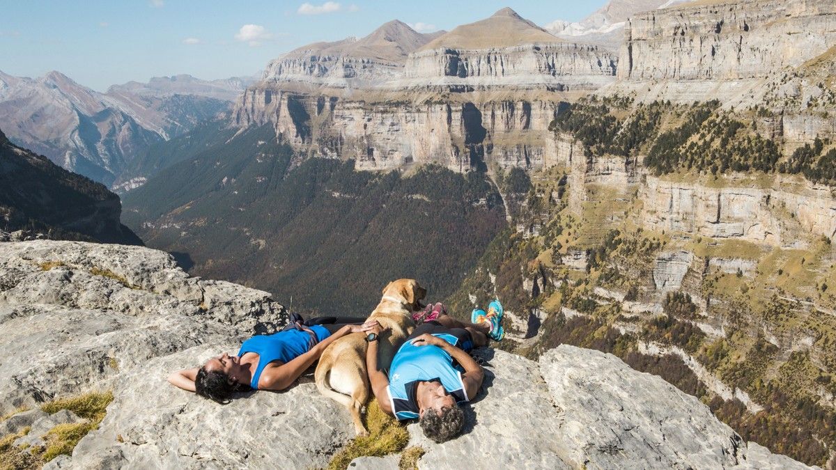 Una parella amb el seu gos al Monte Perdido.