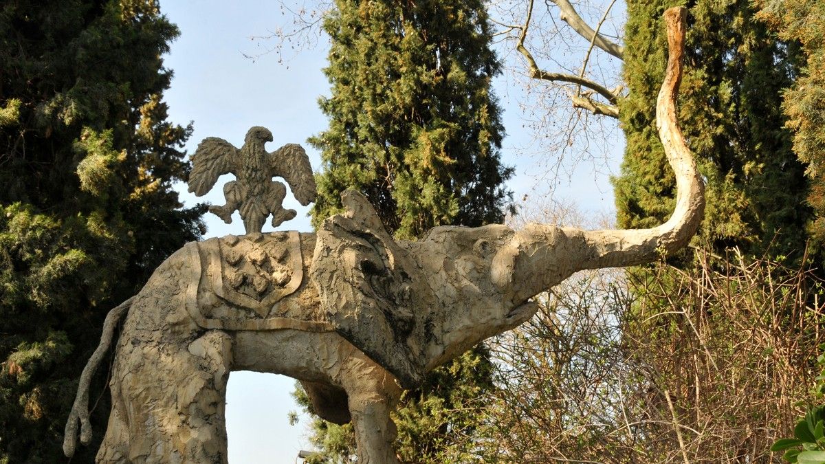 Els elefants cama llargs al jardí del Castell Gala Dalí de Púbol