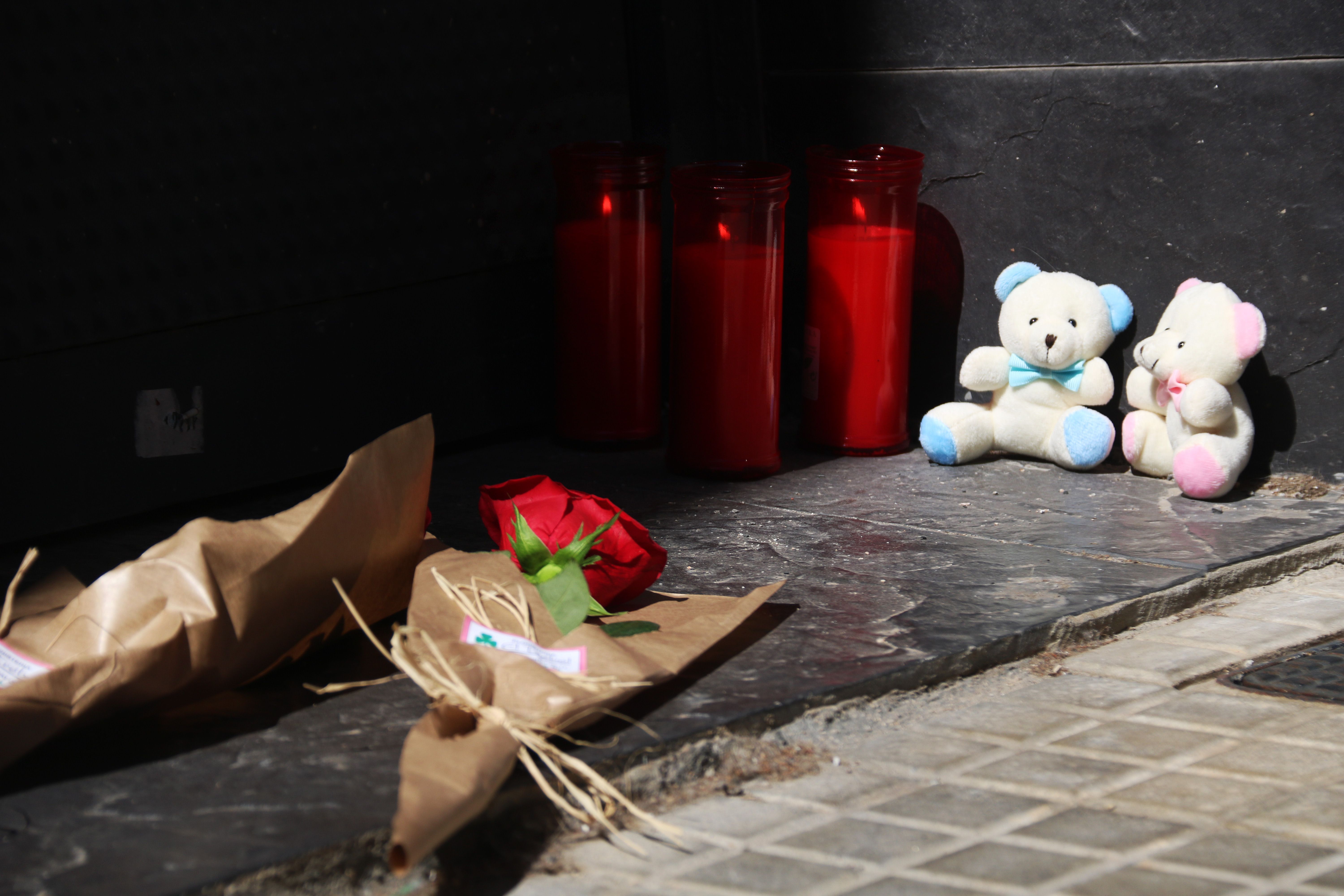 Flors, espelmes i peluixos en record a les víctimes de l’homicidi