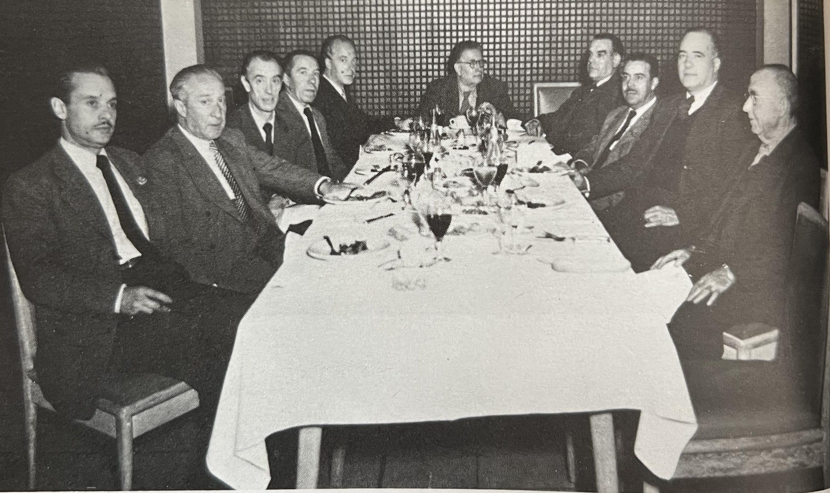 El president Tarradellas, l’estiu de 1954 a Mèxic, amb alguns diputats catalans exiliats en aquell país