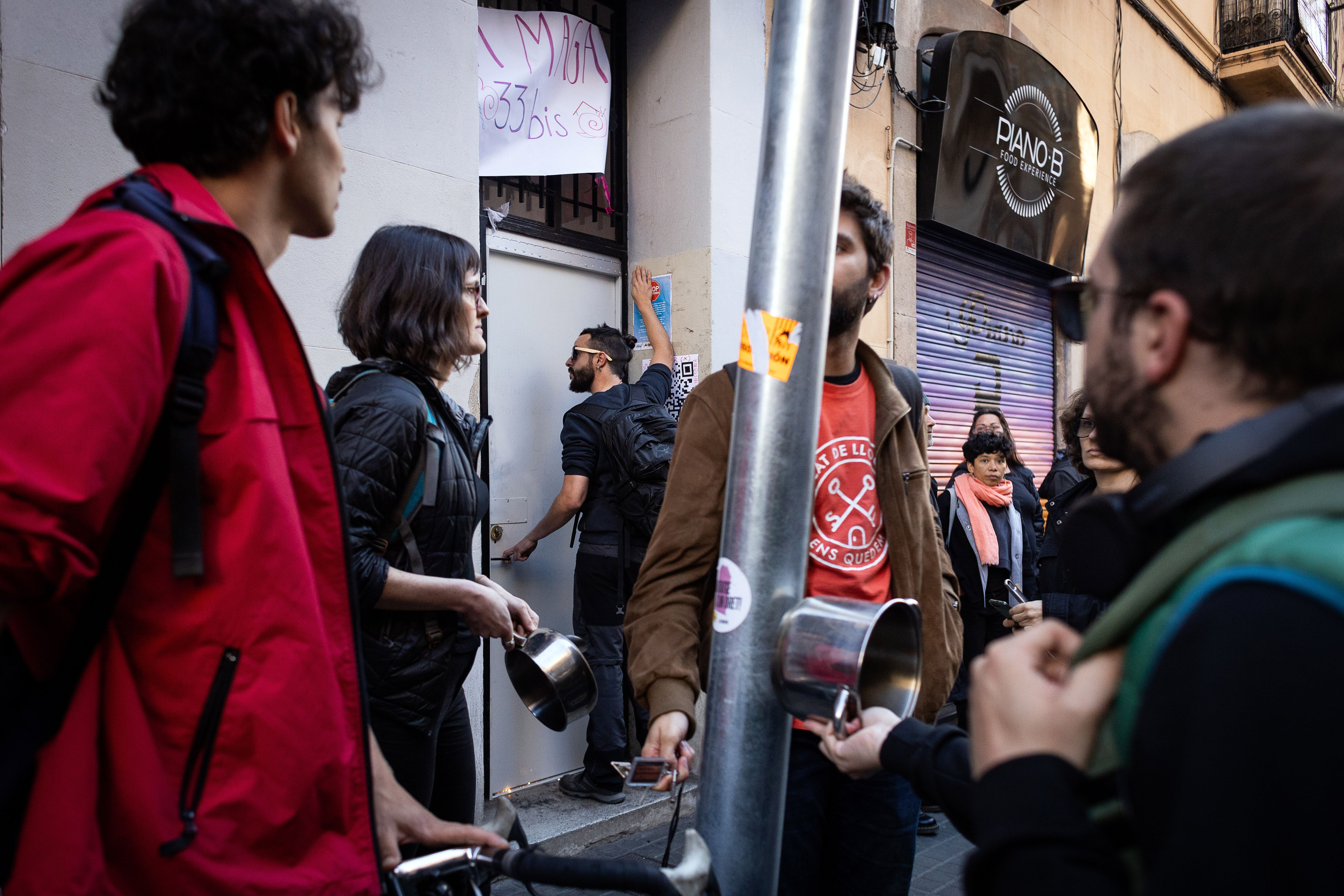 Protesta contra l'empresa Stop Okupas al carrer Magalhaes del Poble-sec, en imatge d'arxiu