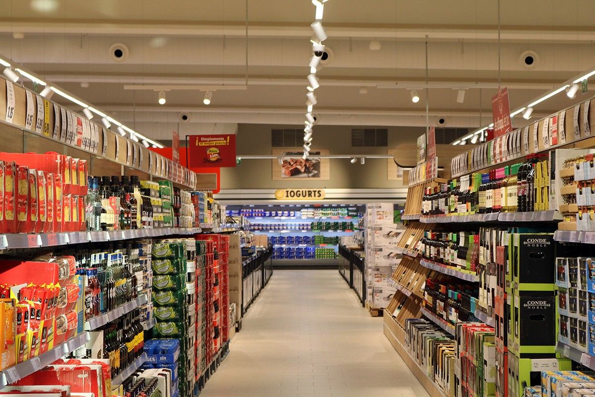 L'interior d'un supermercat Lidl a Olot