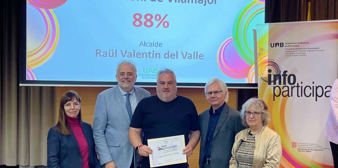 Raül Valentín, alcalde de Sant Antoni de Vilamajor, recull el segell Infoparticipa