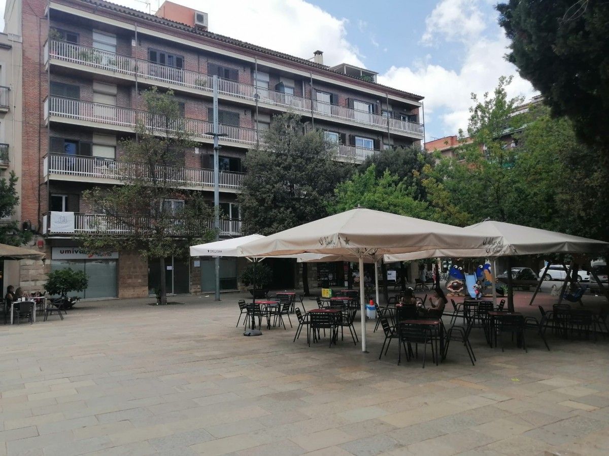 La plaça Augusta on s'ubiquen les taules del bar El Dehesa