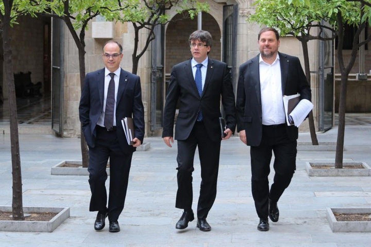 Carles Puigdemont, Oriol Junqueras i Jordi Turull arriben a la reunió del Govern