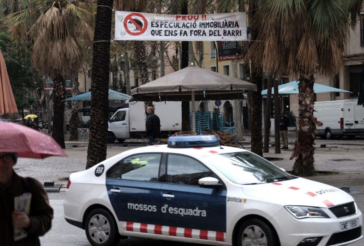 Un cotxe dels Mossos d'Esquadra patrulla pel Raval