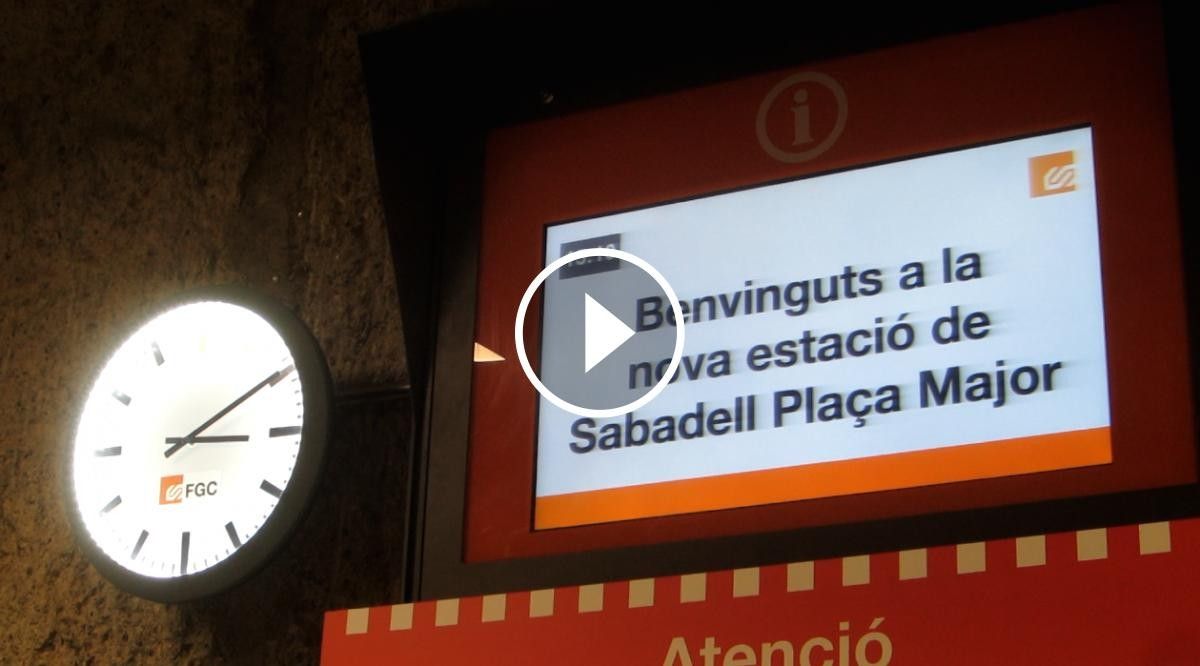 Cartell de benvinguda a l'estació de Sabadell Plaça Major.