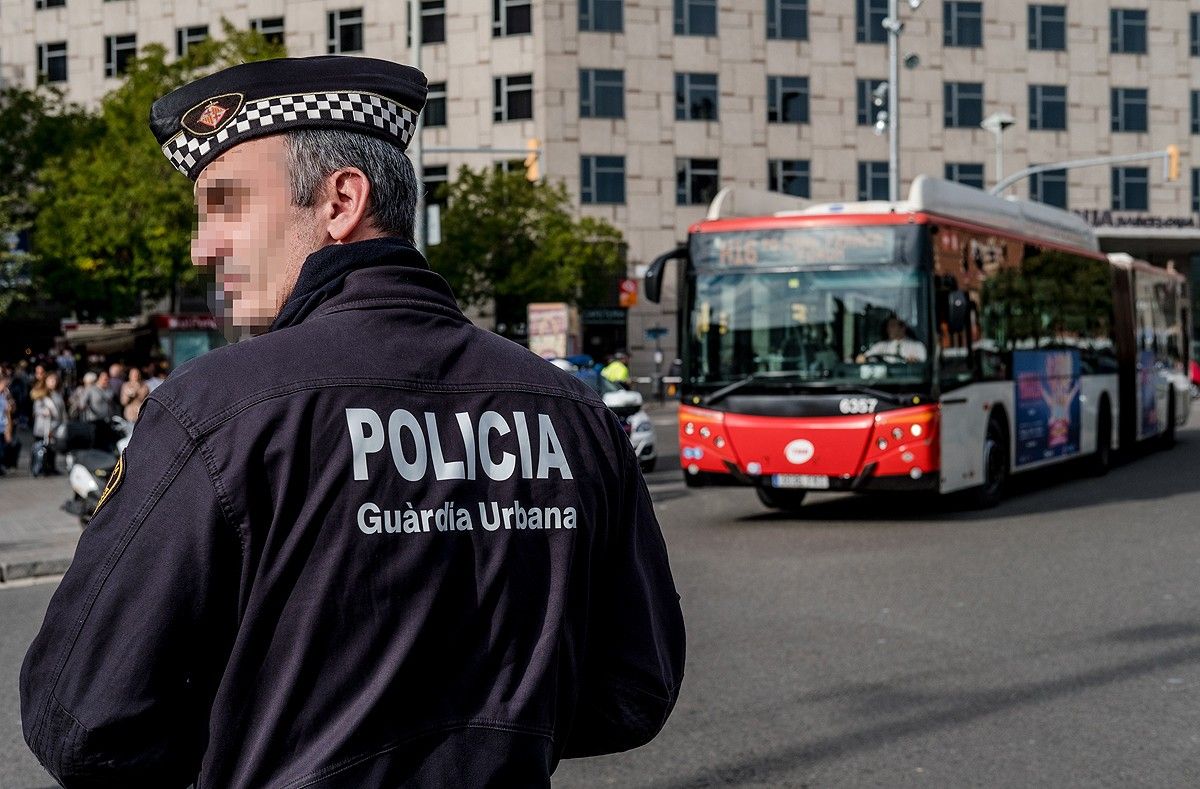 un agent de la Guàrdia Urbana de Barcelona a Plaça Espanya.