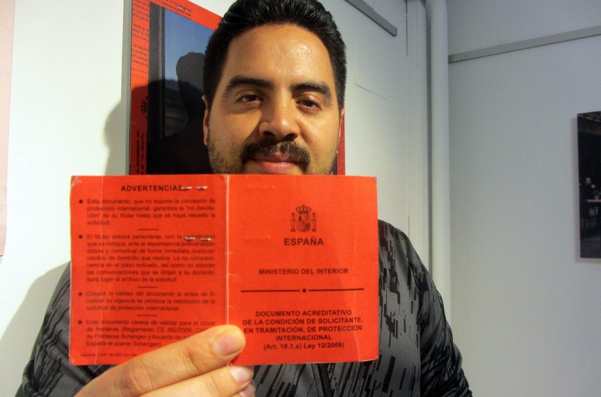 En Gabriel mostra el seu carnet vermell que acredita la la sol·licitud d'asil