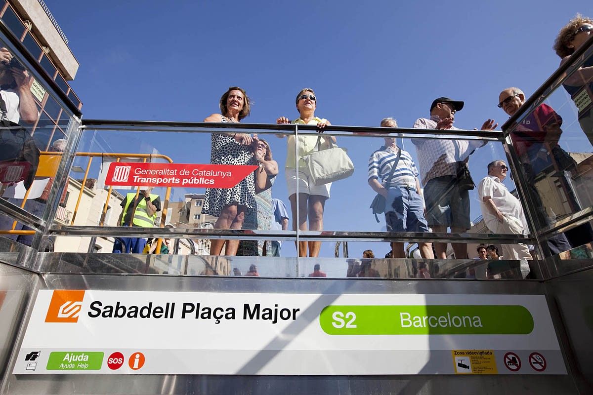 Expectació a l'entrada de l'estació de Sabadell Plaça Major.