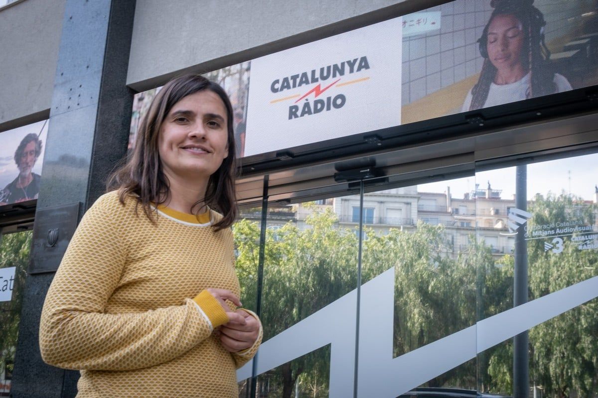 Sònia Gelmà davant dels estudis de Catalunya Ràdio