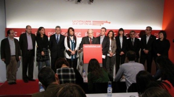 El primer secretari del PSC i president de la Generalitat, José Montilla, a la seu del partit i envoltat dels tots els membres del nou equip de campanya.