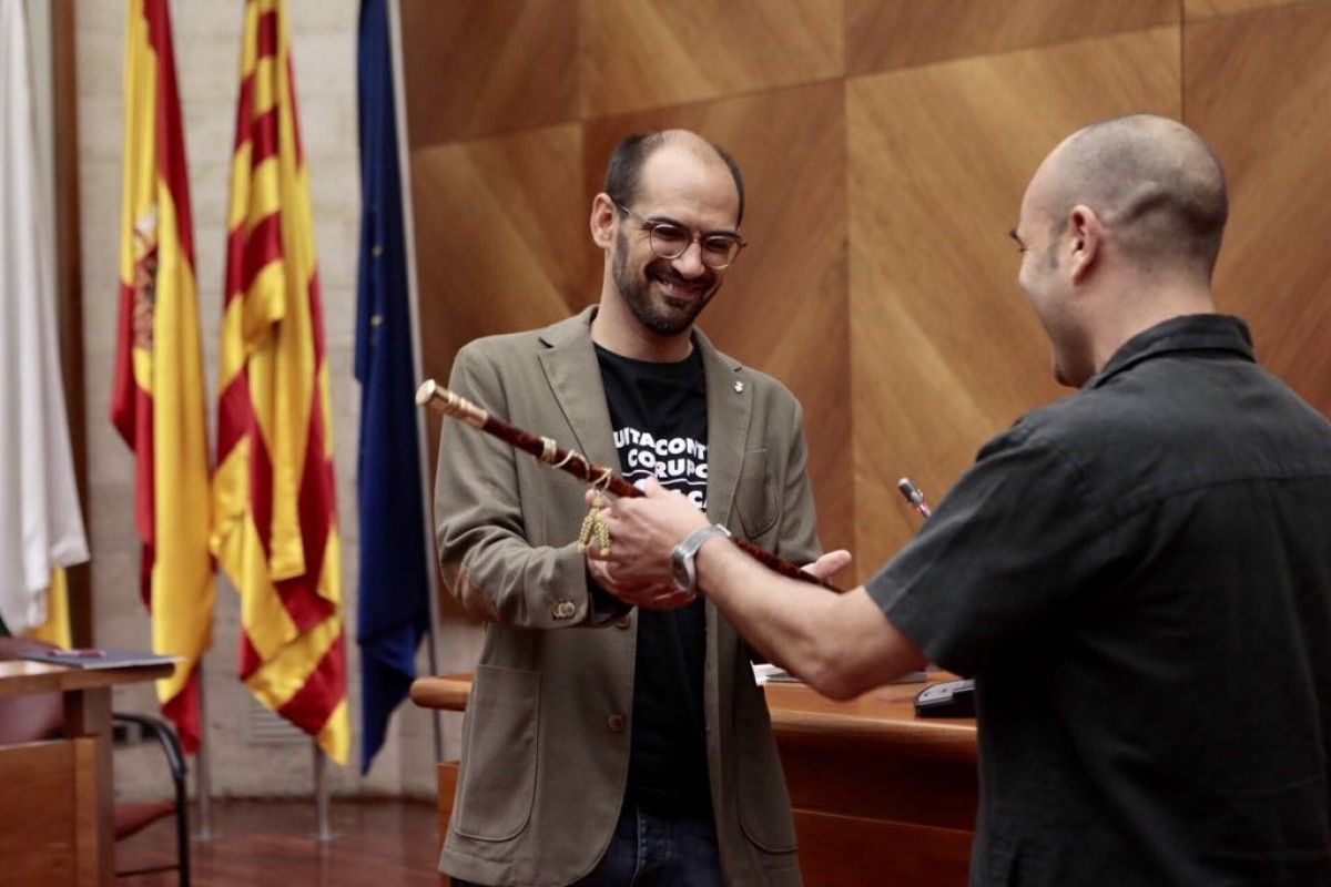 Maties Serracant rep la vara d'alcalde de Sabadell