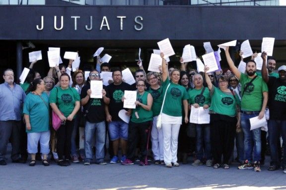 Els activistes de la PAHC s'han apropat fins el Jutjat de Sabadell per entregar un document reivindicatiu