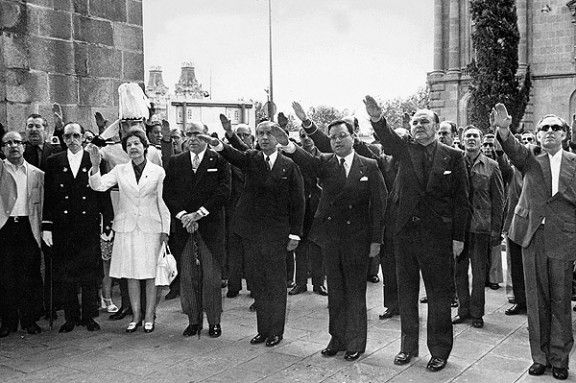 Samaranch saludant als cabdills del règim amb el gest del feixisme a Barcelona l'any 1958.
