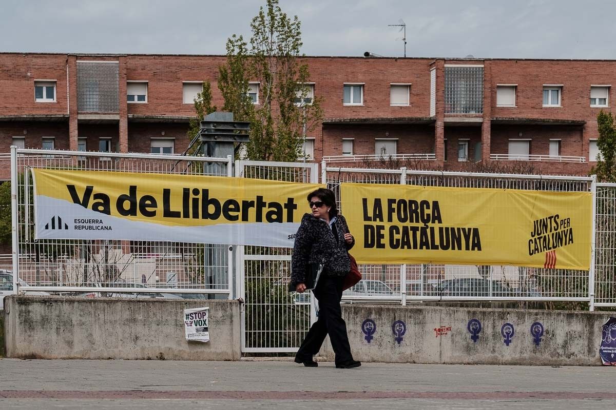 Pancartes d'ERC i JxCat durant la campanya de les eleccions espanyoles