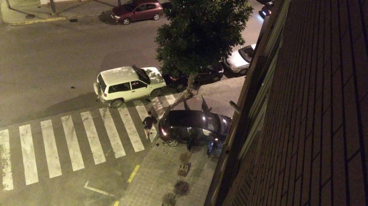 Imatge del cotxe encastat contra el restaurant