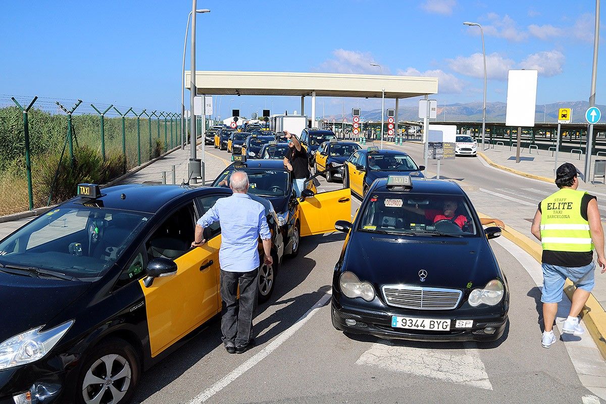 Uns 400 taxistes han partit de l'aeroport per fer una marxa lenta
