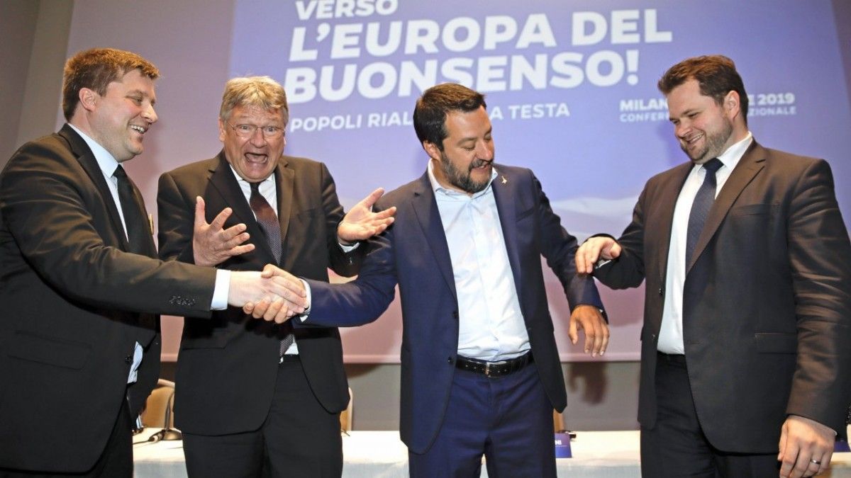 Matteo Salvini, segon per la dreta, junt amb altres dirigents ultres en una cimera recent.