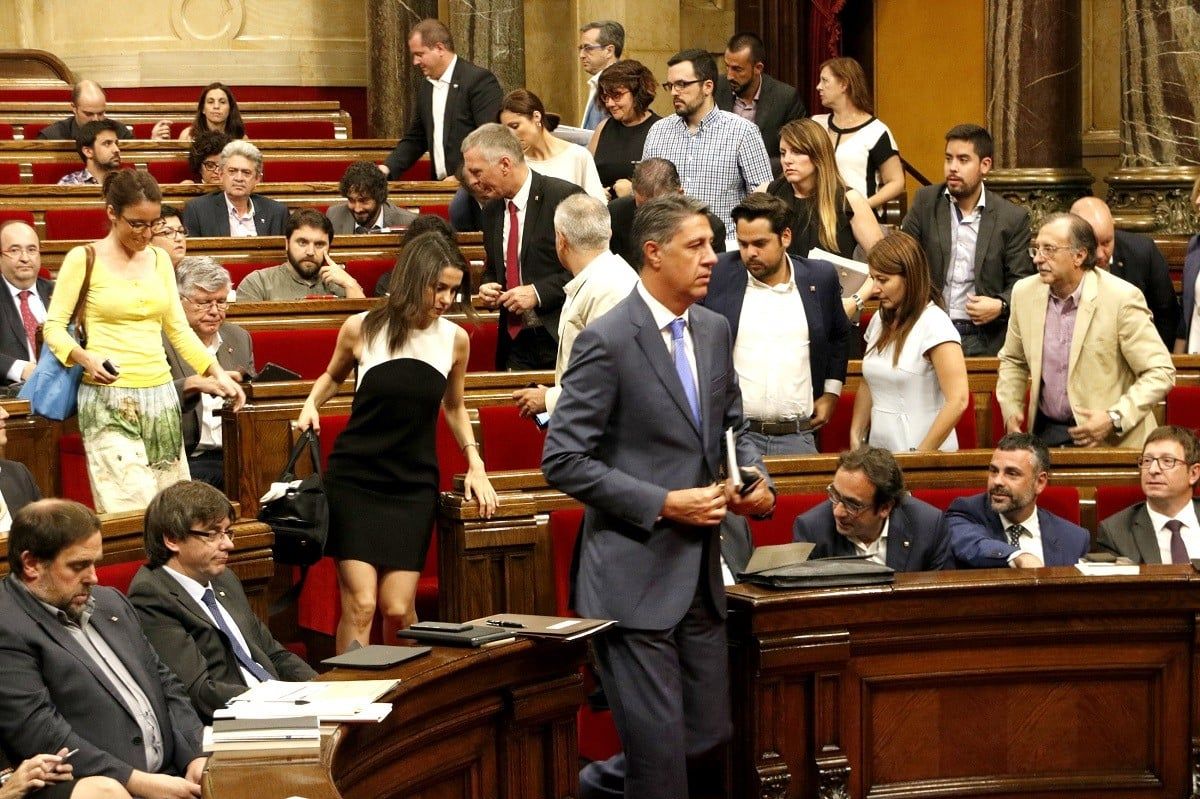 Xavier García Albiol passant pel costat de Carles Puigdemont al Parlament