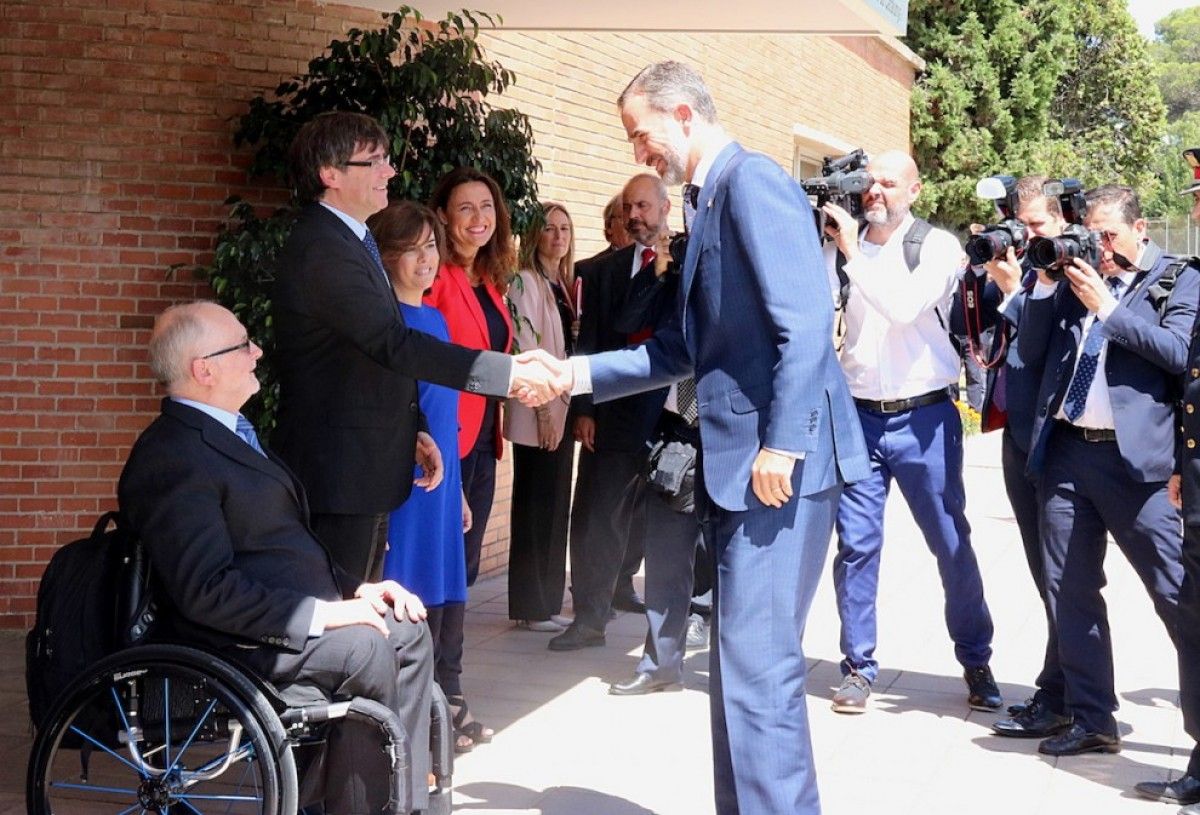 Carles Puigdemont i Felip VI se saluden a les portes del Centre d'Alt Rendiment de Sant Cugat