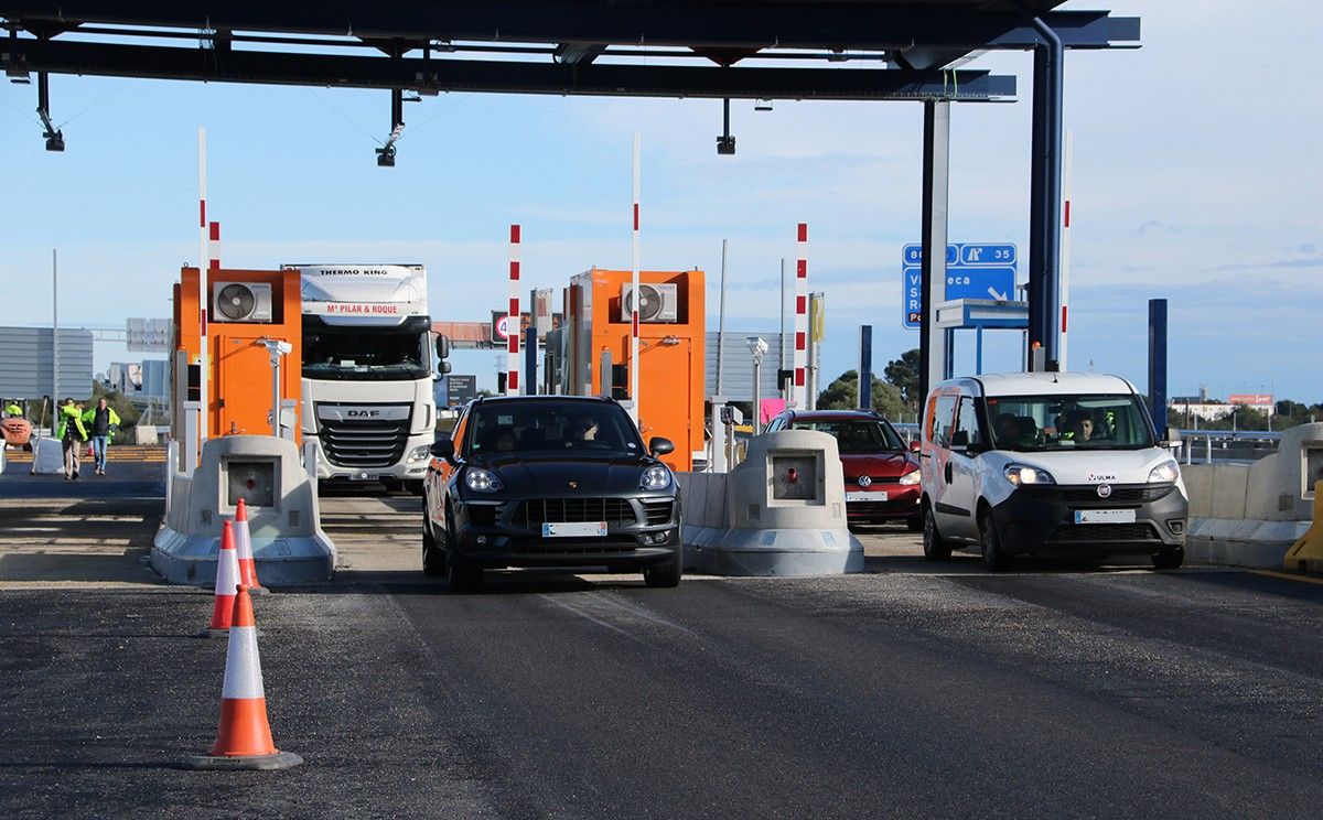 Diversos vehicles al seu pas pel peatge troncal de l'AP-7 entre Vila-seca i Salou