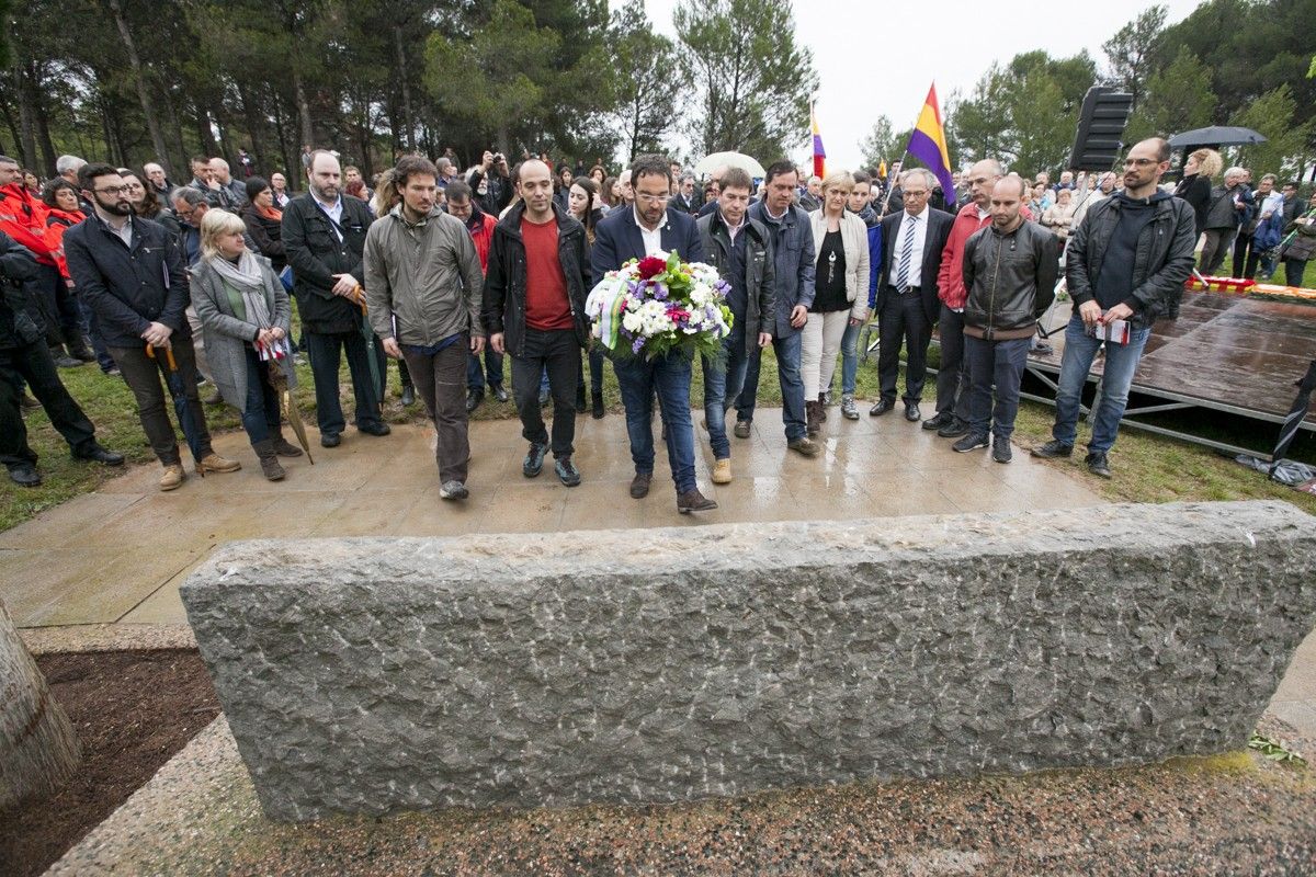 Ofrena floral en memòria de les víctimes del feixisme i el nazisme