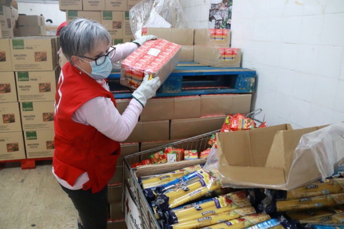 Una voluntària de Creu Roja, en una imatge d'arxiu