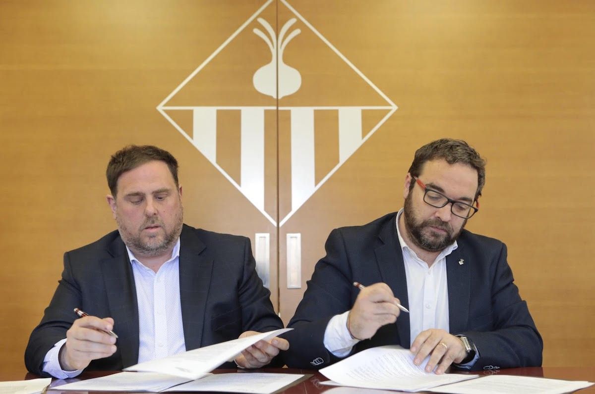 Oriol Junqueras i Juli Fernàndez rubricant el conveni